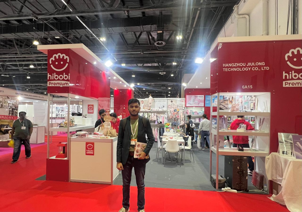 Deepleen representative visiting a supplier booth at a trade show